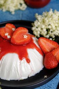 Panna cotta cu soc și sos de căpșune