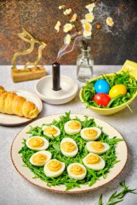 Ouă umplute cu cremă de ardei copt și tarhon